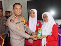 Pantau Program Makan Bergizi Gratis, Kapolres Maros Bagikan Tumbler Dan Set Sendok Makan Ke Siswa Penerima Manfaat