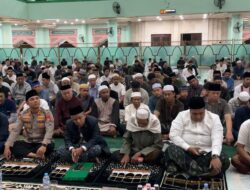 Kapolres Maros dan Bupati Maros Laksanakan Tarawih Perdana di Masjid Al Markaz