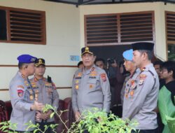 Kapolres Maros Dampingi Kapolda Sulsel Melayat ke Rumah Duka Anggota Polri