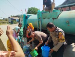 Polsek Lau Salurkan 5.500 Liter Air Bersih untuk Warga Terdampak Kekeringan