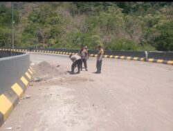 Polsek Bantimurung Bersihkan Tumpahan Pasir di Fly Over, Cegah Kecelakaan Susulan