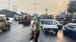 Tak Kenal Lelah, Polantas Polres Maros Urai Kemacetan Panjang Akibat Antrean Truk di SPBU Siang dan Malam