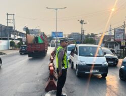 Tak Kenal Lelah, Polantas Polres Maros Urai Kemacetan Panjang Akibat Antrean Truk di SPBU Siang dan Malam