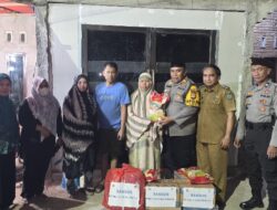 Polisi Bersama Masyarakat, Kapolsek Lau Salurkan Bantuan Sembako dan Terpal kepada Warga Korban Kebakaran